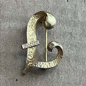 PELL VINTAGE MARKED L initial  Gold-Tone Brooch